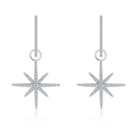 Boucle d'oreille pendante en argent pavé de diamants en forme d'étoile - Une paire de boucles d'oreilles pendantes en argent pavé de diamants en forme d'étoile, mettant en valeur le design complexe en étoile avec une incrustation de zircon cubique scintillant sur un fond blanc.
