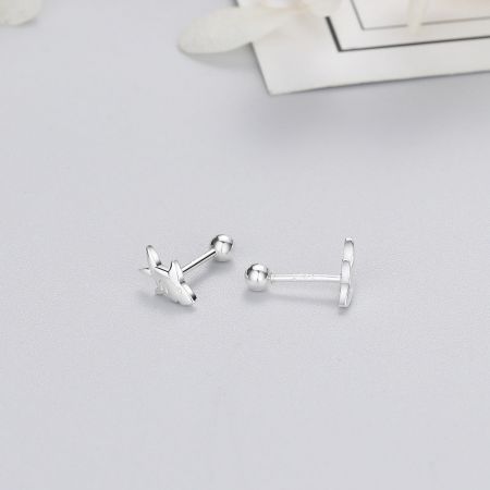 Orecchini a perno a vite a forma di piccolo squalo in argento sterling 925 (5 paia) - Una foto dettagliata di un orecchino a perno in argento sterling 925 della collezione a tema oceanico, con un design a forma di stella marina e una chiusura a pallina avvitata sicura.