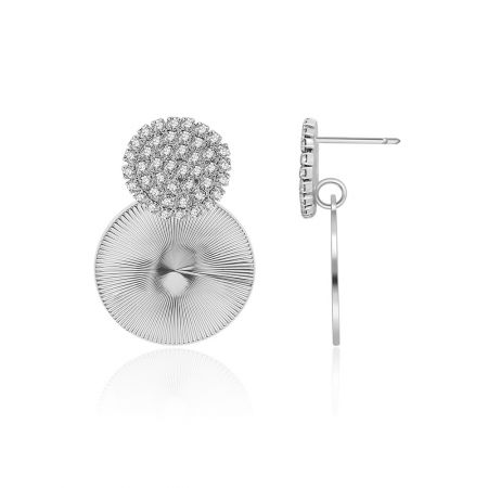 Vue latérale des boucles d'oreilles à pendentif rond montrant le design en éclat de soleil texturé et la fermeture à tige.