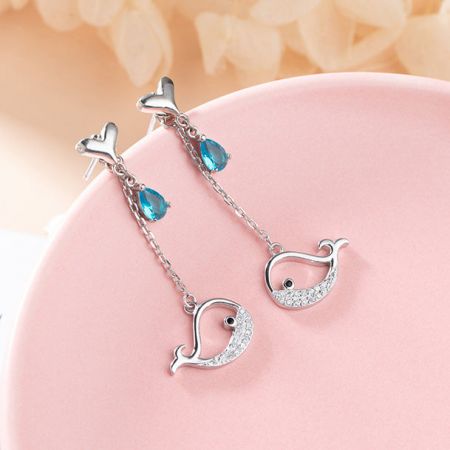 Una vista diversa degli orecchini in argento, con motivi a cuore e cigno con pietre blu.