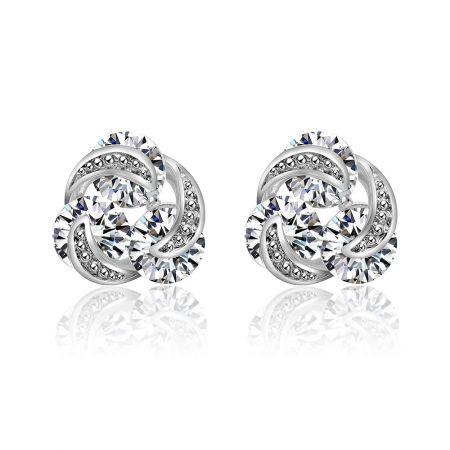Encantadores Pendientes de Perno en Forma de Nudo de CZ Plateado - Un par de encantadores pendientes de perno en forma de nudo de CZ plateado con un diseño en espiral y cristales claros, que muestran su estilo clásico y elegante.