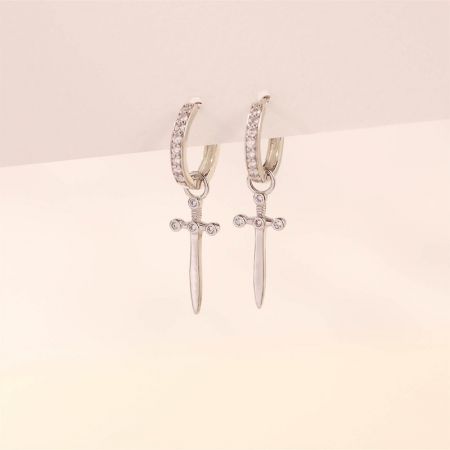 La versione in argento degli orecchini a cerchio a forma di spada, con zirconia brillanti sulla maniglia e sul cerchio.