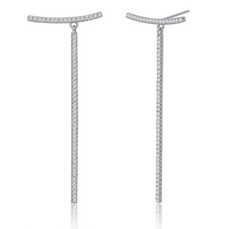 Close-up van de sterling zilveren T-bar dangle oorbellen, met de schittering van de cubic zirconia stenen.
