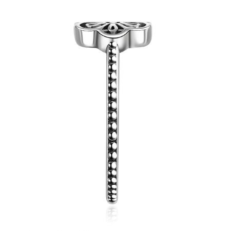 El anillo margarita deslumbrante S925 exhibido en un soporte de joyería para mostrar su forma y detalles.