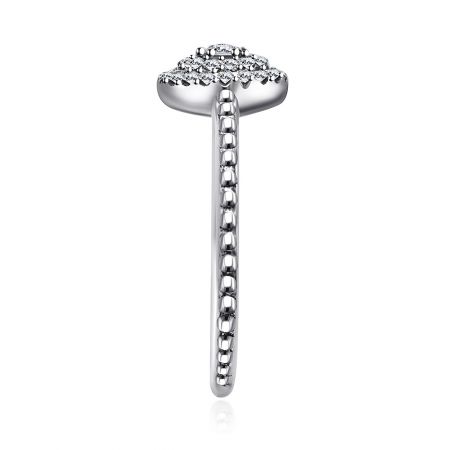 Seitenansicht des 925 Sterling Silber Rings, die das einzigartige Banddesign und die Steinsetzung zeigt.