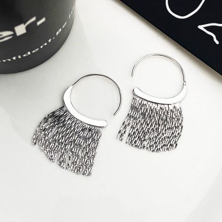 Boucles d'oreilles à franges en chaîne C-Hook en argent sterling 925 (5 paires) - Une paire de boucles d'oreilles C-hook en argent sterling 925 avec des franges délicates ressemblant à des franges, faisant partie d'un ensemble de cinq paires.