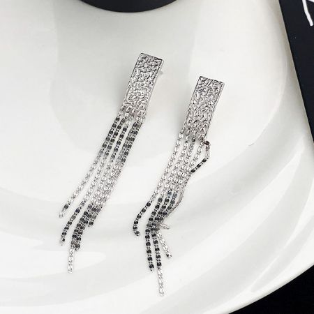 Scatto dettagliato in studio degli orecchini a frangia in argento sterling, evidenziando la parte superiore rettangolare testurizzata.