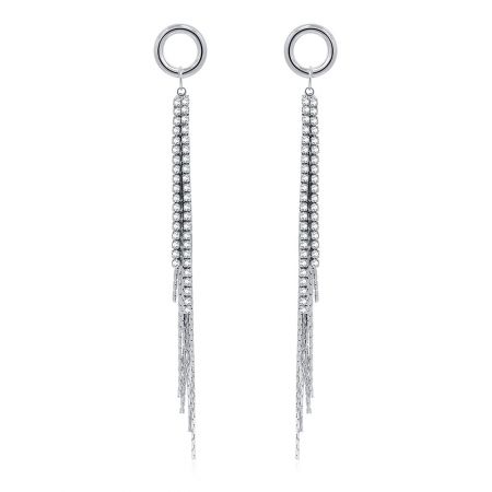 Aretes de candelabro con borlas de cadena CZ - Un par de aretes de candelabro con borlas de cadena CZ, que presentan largas hebras de borlas de plata y piedras de circonita cúbica claras y brillantes, sobre un fondo blanco.