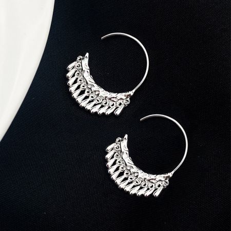 Orecchini a forma di C con frange corte in argento sterling martellato 925 (5 paia) - Un paio di orecchini a forma di C in argento sterling 925 con texture martellata e frange corte, esposti su uno sfondo bianco.