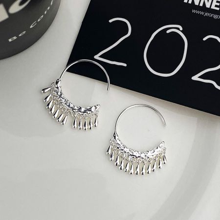 Un altro angolo degli orecchini a cerchio con frange in argento sterling 925.