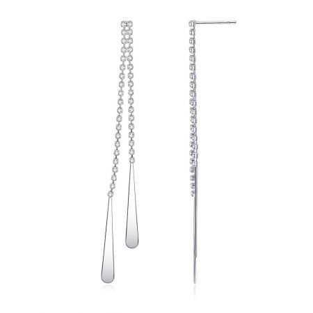Vue détaillée des boucles d'oreilles en cristal en forme de goutte d'eau argentée mettant en valeur les cristaux tchèques scintillants.
