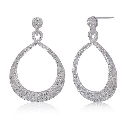 Toma de cerca de los pendientes Glam On en forma de lágrima de plata, destacando el brillo de las piedras engastadas.