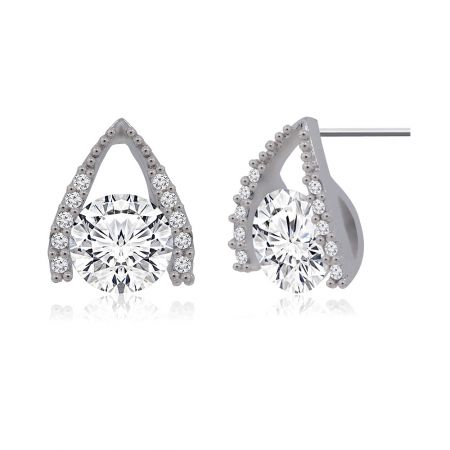 Un paio di orecchini a perno Hug CZ esposti per evidenziare la loro brillante forma a goccia e le scintillanti pietre in zirconia cubica.