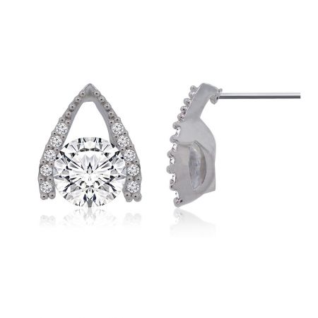 Vista frontale e laterale degli orecchini a perno Hug CZ, che dettagliano la chiusura a perno e l'impostazione intricata delle pietre in zirconia cubica.