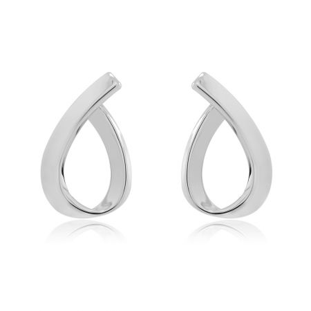 Boucles d'oreilles ovales en métal poli - Une paire de boucles d'oreilles en forme de goutte d'eau avec une finition argentée brillante, présentée sur un fond blanc.