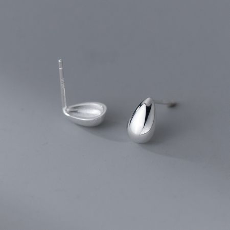 Scatto del prodotto degli orecchini a perno a goccia d'acqua in argento sterling 925 lucido, perfetti per cataloghi all'ingrosso.