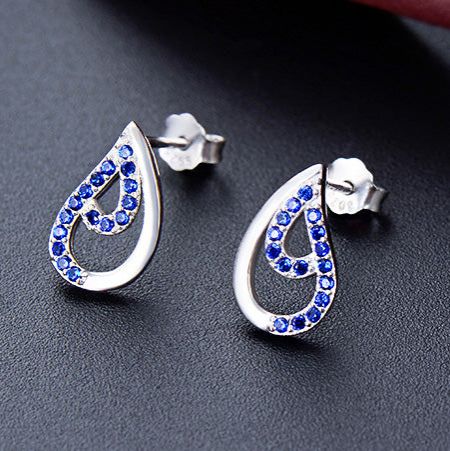 Vista dettagliata degli orecchini a goccia d'acqua in argento sterling con zirconia cubica blu serena.