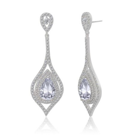Un primer plano detallado de los Pendientes Glamour Drop, destacando el intrincado engaste de los cristales de circonita cúbica en forma de pera y más pequeños.