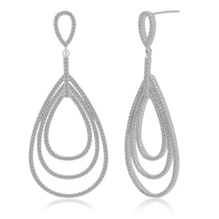 Gros plan détaillé des boucles d'oreilles en argent en forme de goutte, mettant en avant la fermeture à tige et les boucles concentriques ornées de zirconiums cubiques.