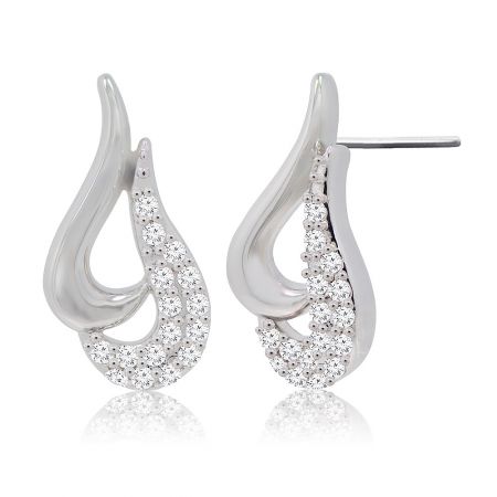 Vue détaillée des boucles d'oreilles clous Swirls mettant en valeur les pierres en zircon cubique.