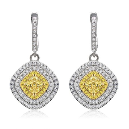 Pendiente de forma de cojín con circonita cúbica amarilla - Un par de pendientes de forma de cojín hechos de metal plateado, con una gran gema central amarilla rodeada de diamantes blancos y amarillos más pequeños. Modelo BEP02-RG-Z-00140.