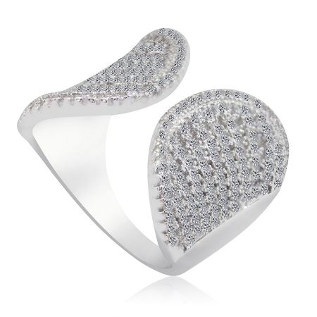 Un elegante bracciale aperto con design a goccia, pesantemente decorato con pietre preziose trasparenti.
