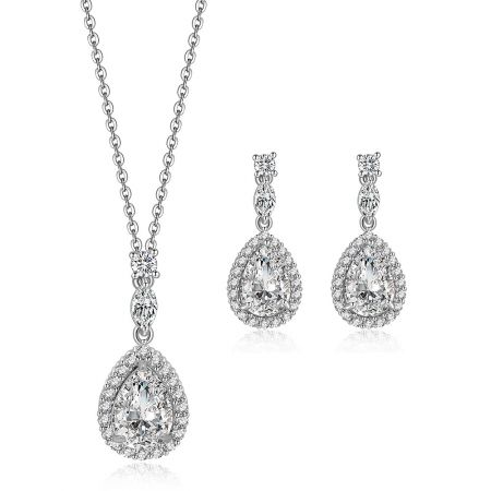 Conjunto de collares y aretes de circonita cúbica pavé en forma de pera - Un conjunto completo de joyería de circonita cúbica pavé en forma de pera, que muestra el collar con colgante de lágrima y aretes a juego sobre un fondo blanco.
