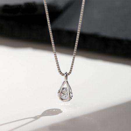 Collar de Colgante en Forma de Gota de Circonita Cúbica de Plata Esterlina 925 - Una foto de estudio de alta calidad de un collar de plata esterlina 925 con un elegante colgante en forma de gota con una sola piedra de circonita cúbica brillante.