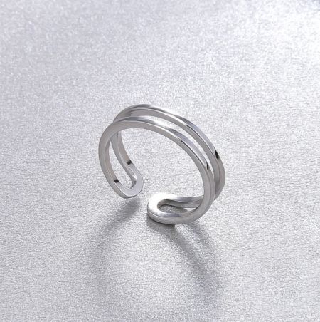 Vue détaillée de la bague à double lignes en argent sterling 925, montrant sa construction ouverte et superposée.