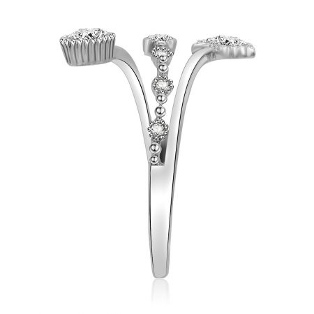 En sidoprofil av Star Heart Band Ring, som visar den intrikata treklorinställningen av de kubiska zirkonstenarna.