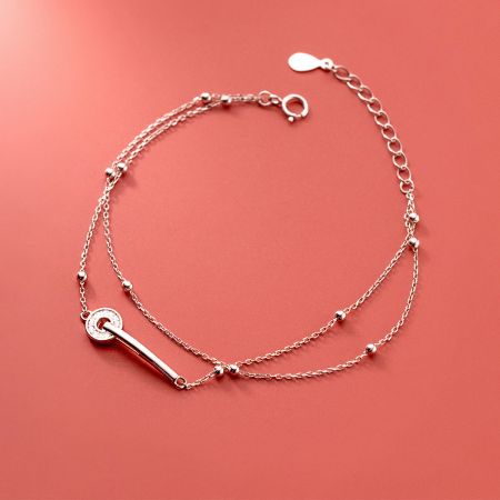 Pulseras de cadena de cuentas circulares de doble capa de plata esterlina 925 al por mayor (conjunto de 5) - Un primer plano de una pulsera de cadena de cuentas de doble hebra de plata esterlina 925 al por mayor, con un elegante cierre de palanca.