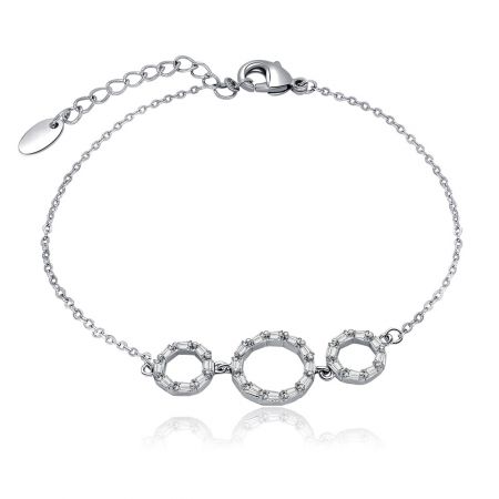 Pulsera con dije circular y circonitas baguette - Una foto de estudio de la pulsera con dijes circulares Baguette CZ, que resalta su metal en tono plateado y sus piedras transparentes de talla baguette engarzadas en dijes circulares.