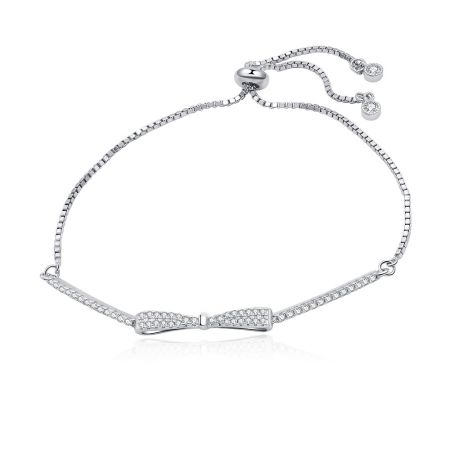 Pulsera Bolo de Plata Esterlina con Diseño de Lazo Pave - Un primer plano de la Pulsera Bolo de Plata Esterlina con Diseño de Lazo Pave, que muestra el intrincado diseño de lazo adornado con brillantes piedras de circonio cúbico y su cierre deslizante ajustable sobre un fondo blanco limpio.