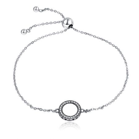 Pulsera de halo circular de CZ pavé en plata de ley - Una delicada pulsera de halo circular de CZ pavé en plata de ley 925, con un colgante circular con piedras de circonio cúbico brillantes en una cadena delgada.