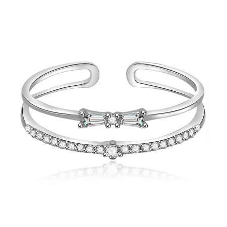 Bague Tiny Bow avec zircon cubique - Une bague Tiny Bow magnifiquement conçue en argent sterling 925, avec un délicat centre en forme de nœud orné de pierres en zircon cubique blanches étincelantes.