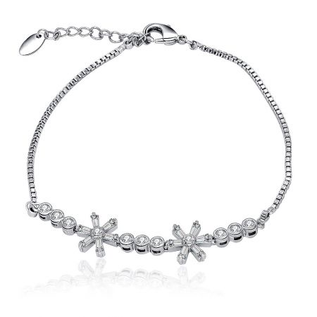 Pulsera de cadena de caja con encantos de flores CZ - Una impresionante pulsera de cadena de caja con encantos de flores CZ exhibida sobre una superficie blanca, destacando sus intrincados motivos florales y brillantes piedras de circonio cúbico.