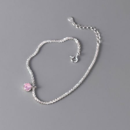 Seitenansicht des rosa Zirkonarmbands, das die strukturierte Kette und den sicheren Verschluss hervorhebt.