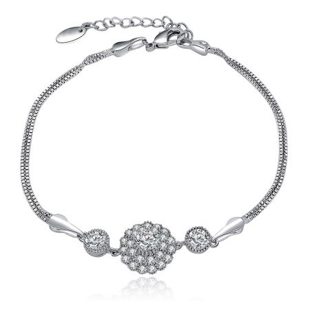 Pulsera de cadena de serpiente con charm CZ Sunburst. - Pulsera de cadena de serpiente con charm CZ Sunburst en latón chapado en rodio, con un charm central de zirconia cúbica en forma de sol y piedras laterales, exhibida sobre un fondo blanco.