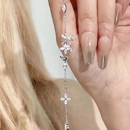 Vista completa del bracciale elegante in argento sterling 925 con pietre preziose su uno sfondo neutro.