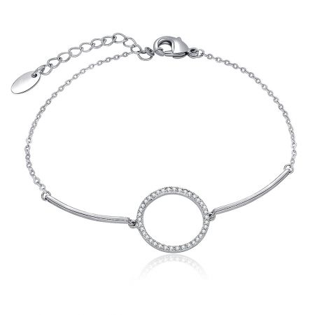 Pulsera de Barra con Encanto Circular - Una Pulsera de Barra con Encanto Circular de tono plateado minimalista con un elemento circular central rodeado de piedras de zirconia cúbica brillantes, sobre un fondo blanco.