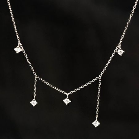 Vue détaillée du collier en argent avec cinq charms en zircon en forme de diamant.