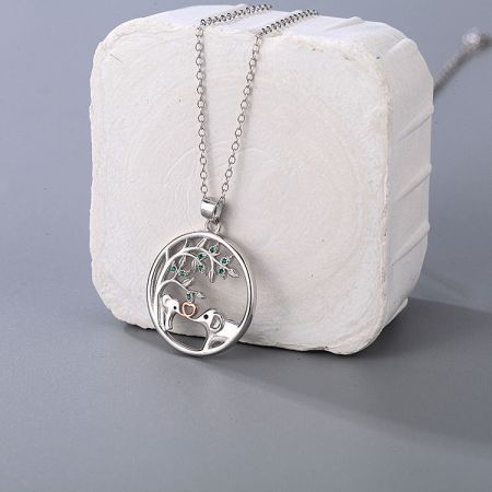 Ensemble de colliers mère-fille éléphant en argent sterling 925. - Un magnifique ensemble de colliers en argent sterling 925 avec des pendentifs éléphants, symbolisant le lien mère-fille.