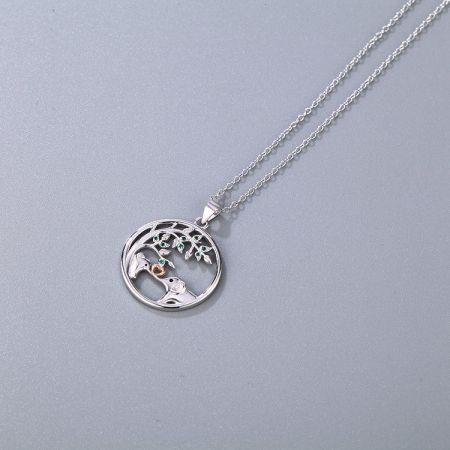 Le collier mère et fille éléphant présenté sur un fond neutre.