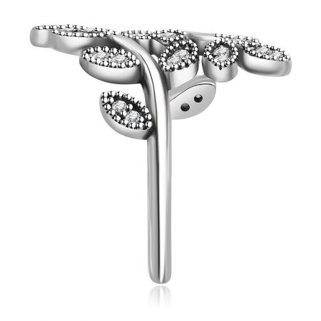 Ein zartes, baumförmiges Anhänger aus Silber mit funkelnden Edelsteinen, das den Ring Shimmering Leaves ergänzt.
