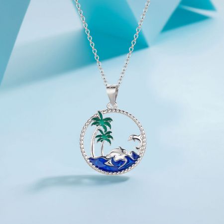 Collar de colgante de palmera de playa y delfín de plata esterlina 925 - Un collar de colgante de plata esterlina 925 detallado que presenta una escena tropical con delfines y una palmera.
