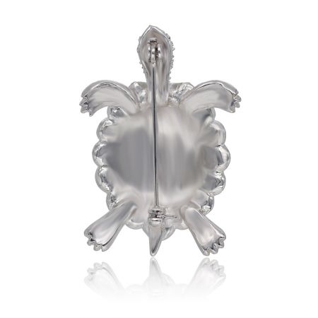 Achteraanzicht van de Blauw Witte Schildpad Broche Speld, met de zilveren rhodium plating en roller pin sluiting.