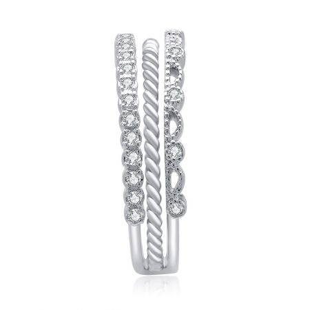 Dettaglio ravvicinato dell'anello a spirale, che mostra il design centrale a corda attorcigliata e la disposizione delle piccole pietre in zirconia cubica.