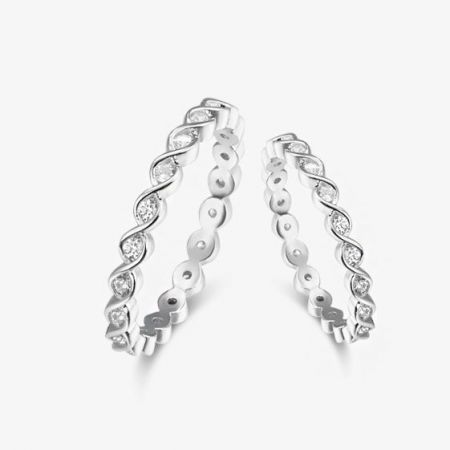 Ensemble de bagues empilables à bande torsadée petite en argent sterling 925 avec zirconium cubique - Un gros plan d'un ensemble de cinq bagues empilables en argent sterling 925 avec un design de bande torsadée petite, chacune scintillant avec des pierres en zirconium cubique.