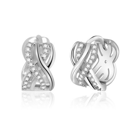 Vue détaillée des boucles d'oreilles Huggie Inter Cross Clear CZ sous différents angles, mettant en valeur le design torsadé et le sertissage de pierres précieuses.