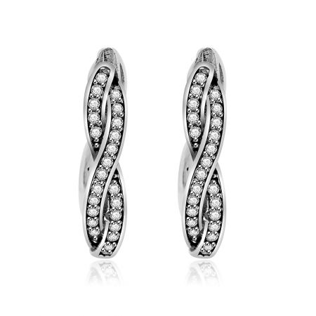 Huggies a cerchio in argento sterling 925 - Scatto ravvicinato in studio di orecchini huggie a cerchio in argento sterling 925. Gli orecchini presentano un design unico attorcigliato con due canali finemente impostati con brillanti e scintillanti pietre in zirconia cubica.